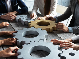 Anzugtraeger-Zahnraeder-365840519-AS-alotofpeople