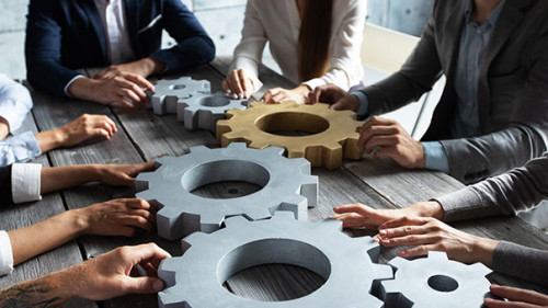 Anzugtraeger-Zahnraeder-365840519-AS-alotofpeople