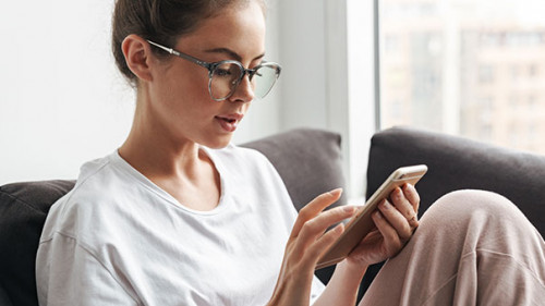 Frau-Smartphone-303858893-AS-Drobot-Dean