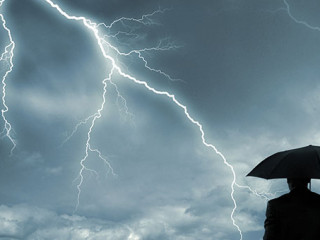 Gewitter-Anzugtraeger-Schirm-12499998-AS-James-Thew