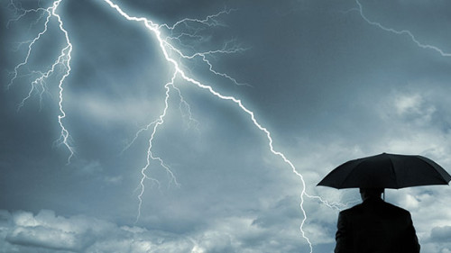 Gewitter-Anzugtraeger-Schirm-12499998-AS-James-Thew