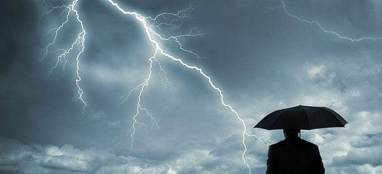 Gewitter-Anzugtraeger-Schirm-12499998-AS-James-Thew