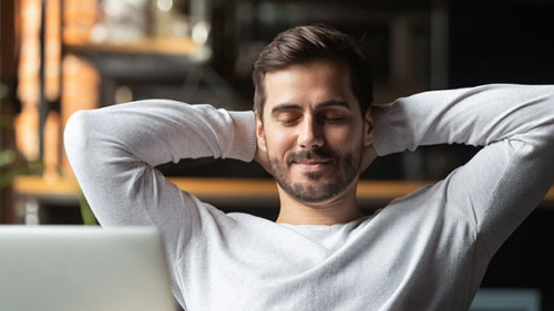 Mann-Laptop-entspannt-287067438-AS-fizkes