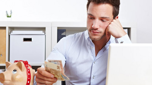 Mann-Geldscheine-Sparschwein-39197943-AS-Robert-Kneschke