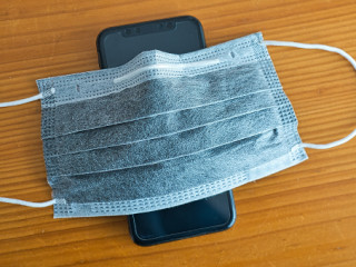 Maske-auf-Smartphone-332431530-AS-JavierBallesterLegua