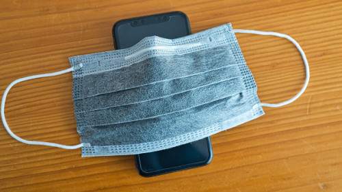 Maske-auf-Smartphone-332431530-AS-JavierBallesterLegua