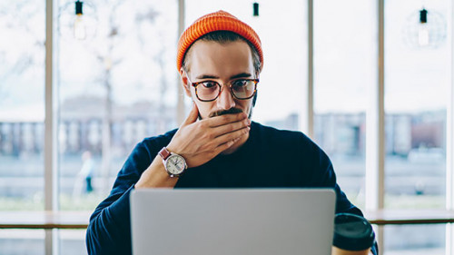 Mann-geschockt-Laptop-358963614-AS-BullRun