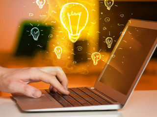 Hand-Laptop-Gluehbirnen-124405316-AS-ra2-studio