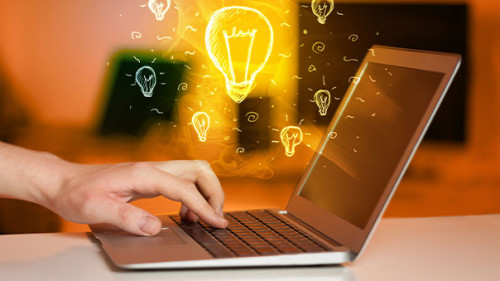 Hand-Laptop-Gluehbirnen-124405316-AS-ra2-studio