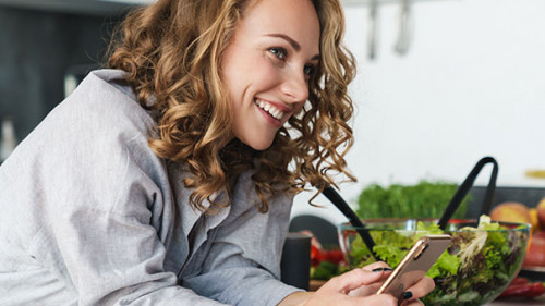 Frau-Smartphone-Laecheln-309942527-AS-Drobot-Dean