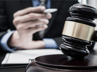 Anzugtraeger-Hammer-362176511-AS-Puwasit-Inyavileart