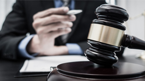 Anzugtraeger-Hammer-362176511-AS-Puwasit-Inyavileart