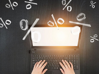 Haende-Laptop-Prozent-232727459-AS-Sergey-Nivens