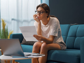 Frau-Laptop-enttaeuscht-369920055-AS-StockPhotoPro