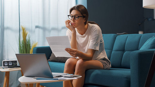 Frau-Laptop-enttaeuscht-369920055-AS-StockPhotoPro