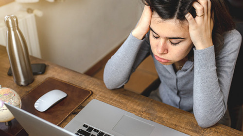 Frau-Homeoffice-erschoepft-344173039-AS-Pintau-Studio