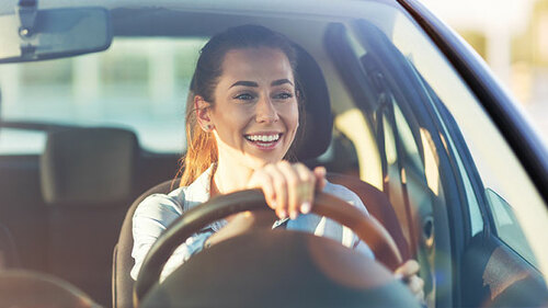 Fahrerin-Laecheln-273341633-AS-pikselstock