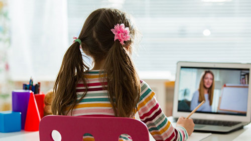 Maedchen-Laptop-Unterricht-340955573-AS-Aleksandra-Suzi