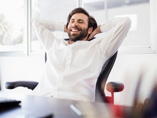 Anzugtraeger-entspannt-128747317-AS-WavebreakmediaMicro