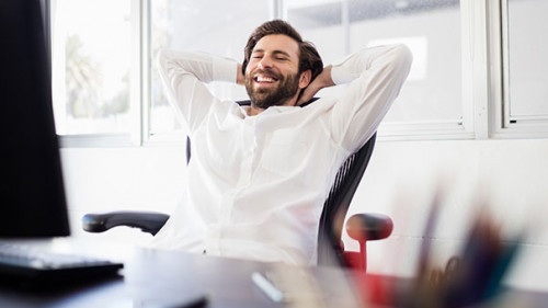 Anzugtraeger-entspannt-128747317-AS-WavebreakmediaMicro