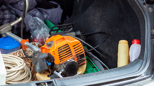 Werkzeuge-in-Kofferraum-301600340-AS-Sergei-Zub