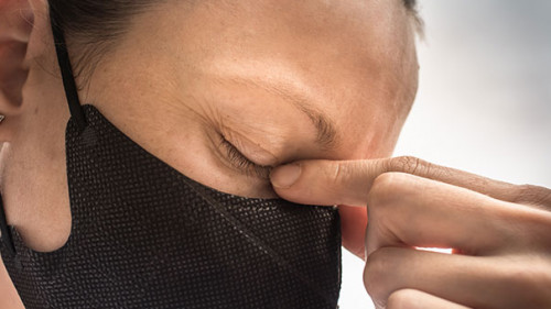 Frau-Maske-gestresst-333021944-AS-kieferpix