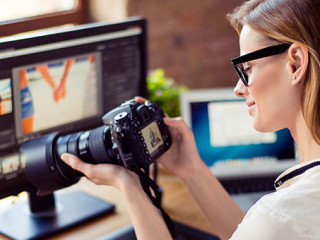 Frau-Kamera-Computer-143819200-AS-deagreez