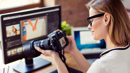 Frau-Kamera-Computer-143819200-AS-deagreez