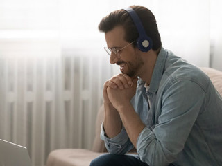 Mann-Laptop-Kopfhoerer-373207956-AS-fizkes