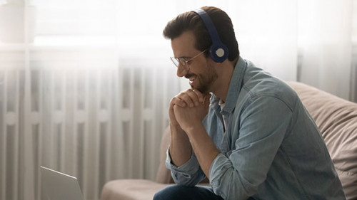 Mann-Laptop-Kopfhoerer-373207956-AS-fizkes