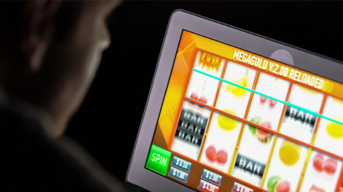 Mann-Laptop-Gluecksspiel-317537429-AS-AAW