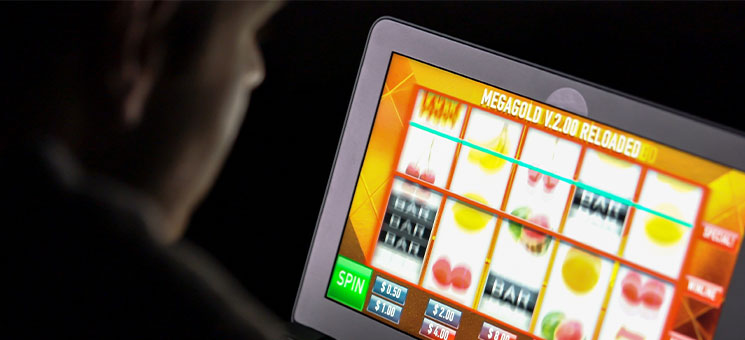 Mann-Laptop-Gluecksspiel-317537429-AS-AAW