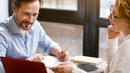 Gespraech-Laptop-137309286-AS-zinkevych