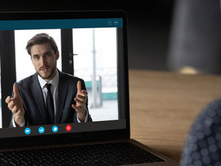 Anzugtraeger-Videochat-335943838-AS-fizkes