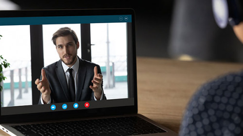 Anzugtraeger-Videochat-335943838-AS-fizkes