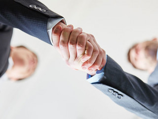 Handshake-137174082-AS-Robert-Kneschke