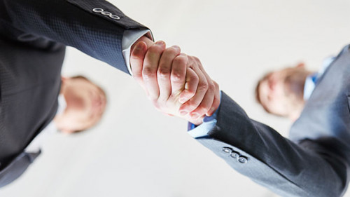 Handshake-137174082-AS-Robert-Kneschke