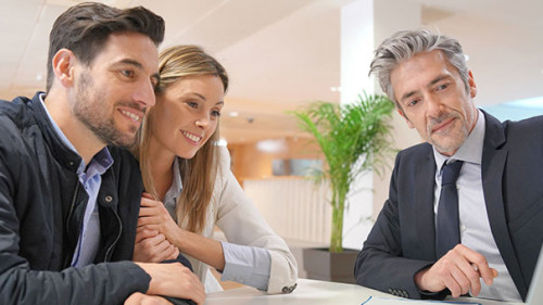 Paar-Anzugtraeger-Beratung-256386132-AS-goodluz