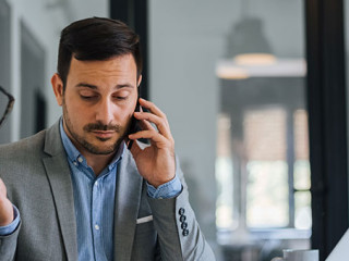 Anzugtraeger-Smartphone-283780664-AS-Moon-Safari