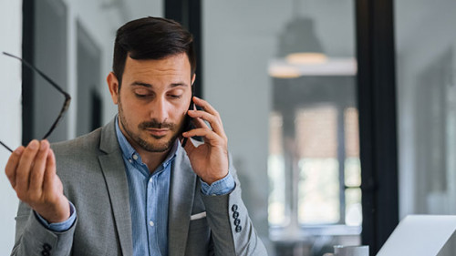 Anzugtraeger-Smartphone-283780664-AS-Moon-Safari