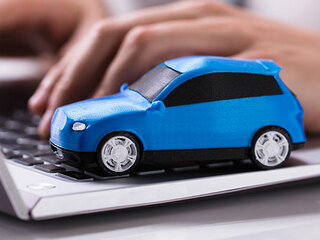 Laptop-Haende-Auto-209445268-AS-Andrey-Popov