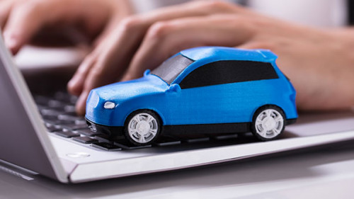 Laptop-Haende-Auto-209445268-AS-Andrey-Popov