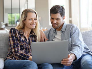 Paar-Laptop-Laecheln-295292992-AS-goodluz