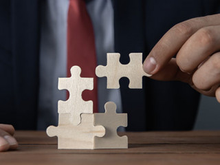 Anzugtraeger-Puzzleteile-291783168-AS-SZ-Photos