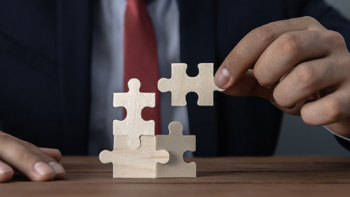 Anzugtraeger-Puzzleteile-291783168-AS-SZ-Photos