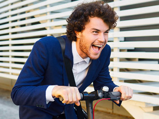 Mann-auf-E-Scooter-330188754-AS-Studio-Romantic