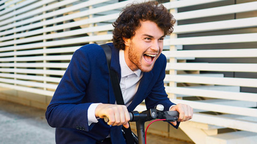 Mann-auf-E-Scooter-330188754-AS-Studio-Romantic