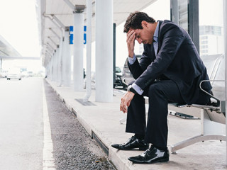 Anzugtraeger-erschoepft-Flughafen-66769517-AS-DragonImages