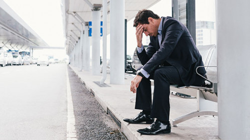 Anzugtraeger-erschoepft-Flughafen-66769517-AS-DragonImages