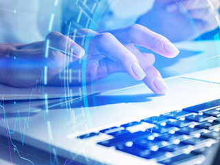 Haende-Laptop-Software-250892730-AS-denisismagilov